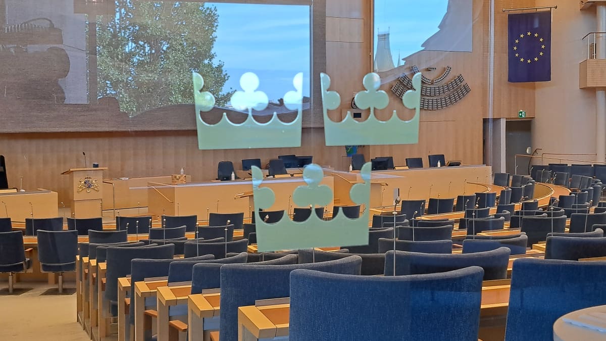 Ruotsin Valtiopäivien istuntosali, Tre Kronor -logo ovessa.