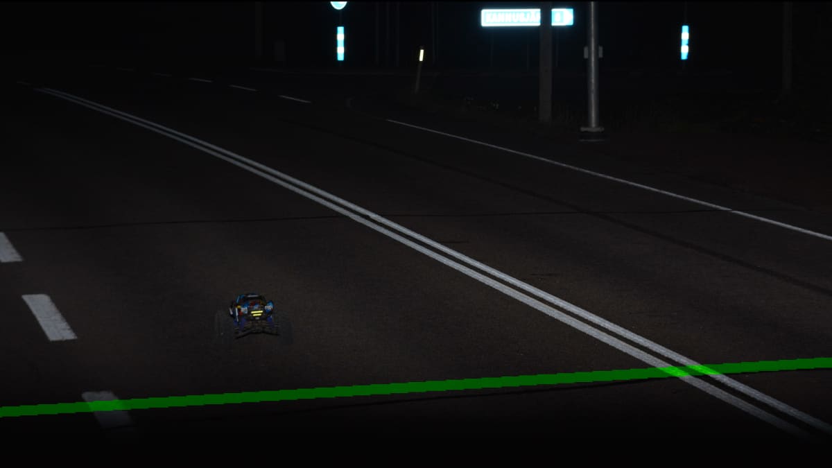 Radio-ohjattava auto poliisin peltipoliisikameran kuvassa valtatiellä