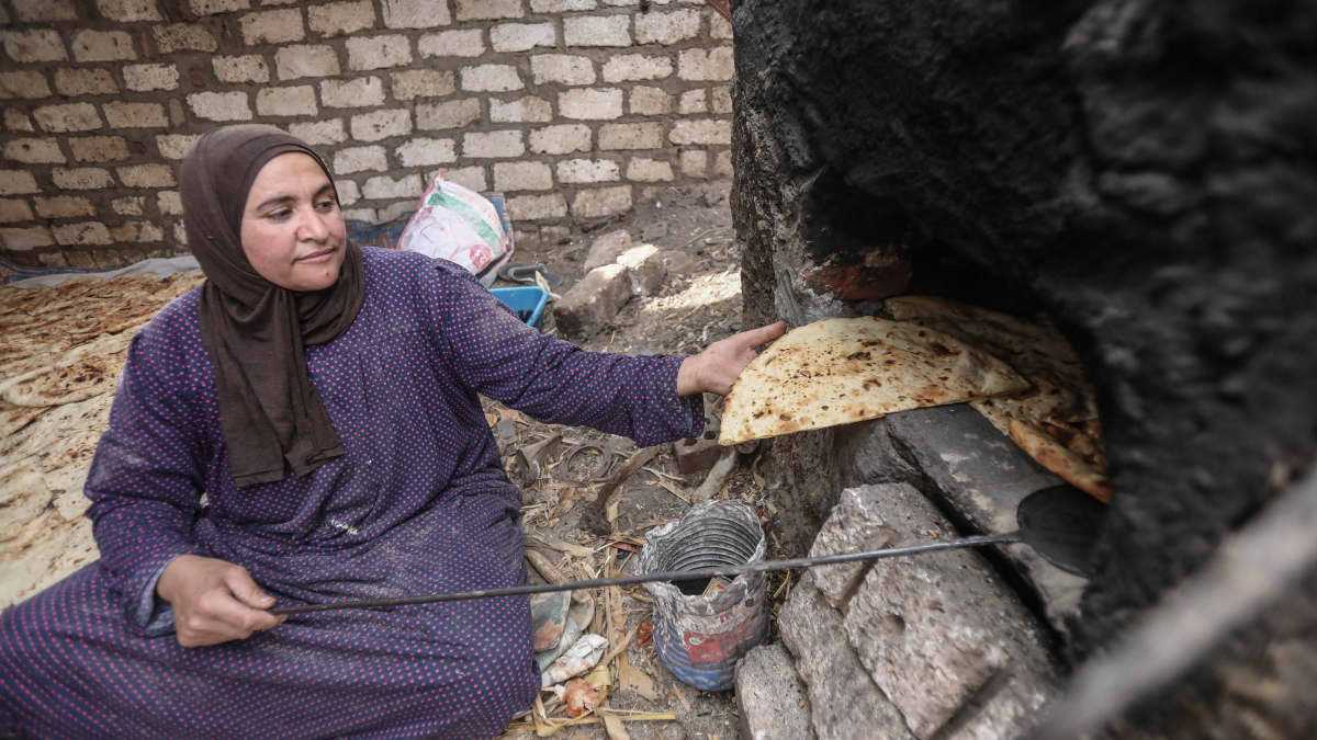 Egyptiläisnainen leipoi perjantaina Ramadanin alla leipää Al Minufiyahissa.