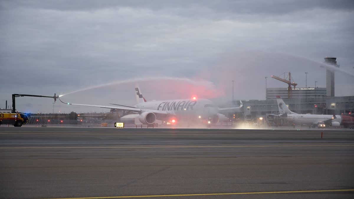 Finnairin ensimmäistä kaukolentoa Arlandasta Thaimaan Phukettiin juhlistettiin lentoaseman vesisuihkutervehdyksellä