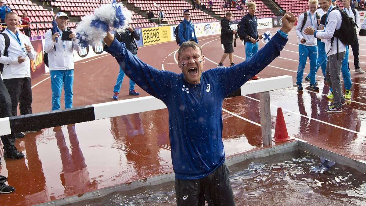 Jarkko Kinnunen tuulettaa Ruotsi-ottelun jälkeen vesiesteellä.