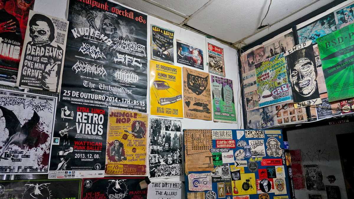 Hardcore punk -yhtyeiden julisteita Caffeine Sound Studion seinällä
