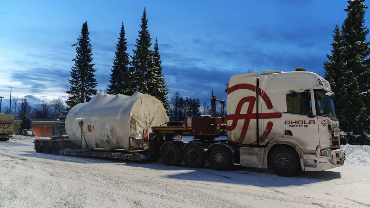 Uusi sähkökattila kuljetuksessa rekan kyydissä.
