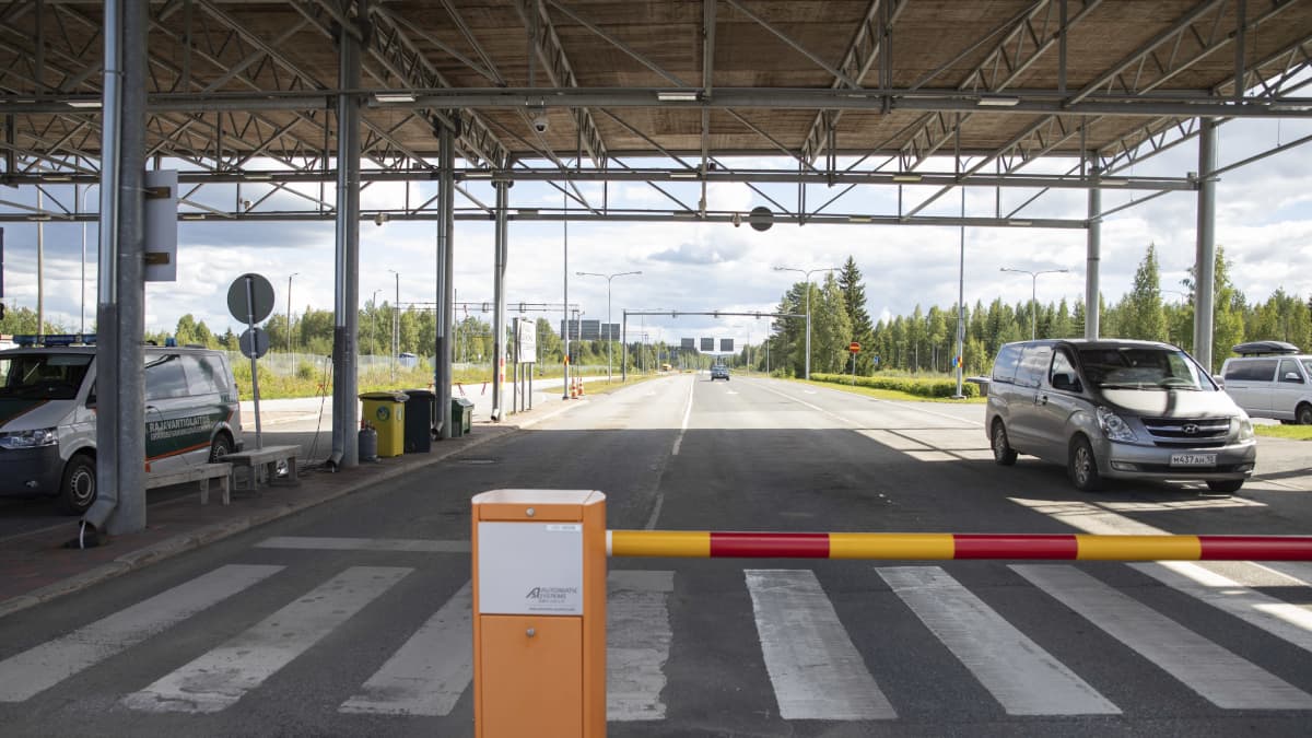 Niiralan raja-aseman Venäjältä saapuvien autojen kaista. 