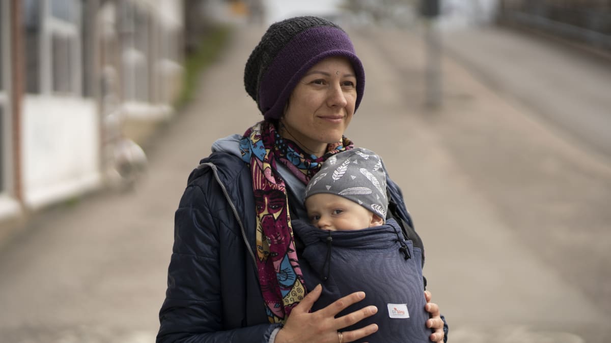 Natalia Zaporozhets hänen yksi-vuotiaan vauvansa kanssa ulkona.