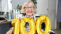 100-vuotias parturi-kampaaja Aira Ehrlund käy töissä joka päivä