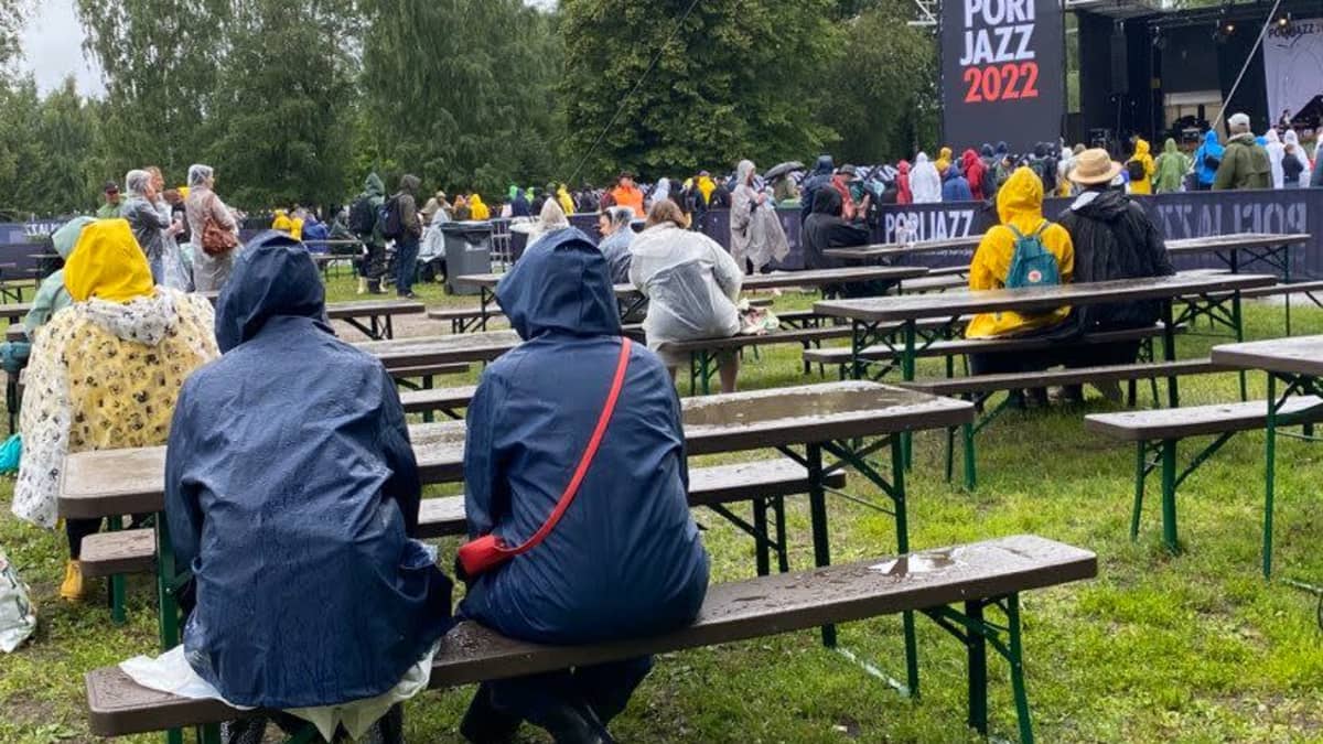 Ihmisiä sadetakeissa Pori Jazzin yleisössä.