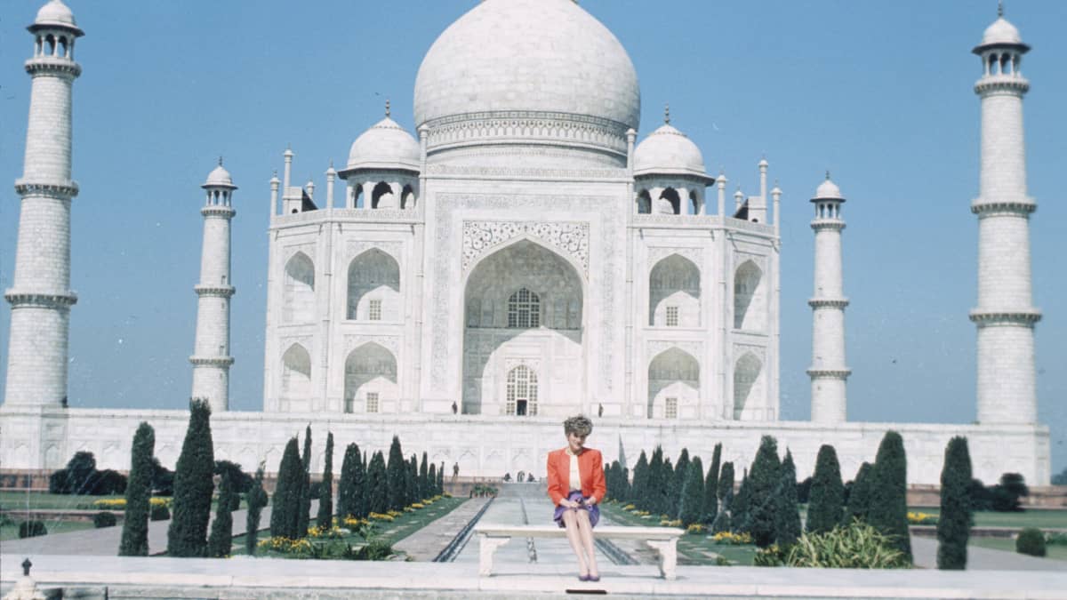 Diana istuu yksin penkillä takanaan Taj Mahal.