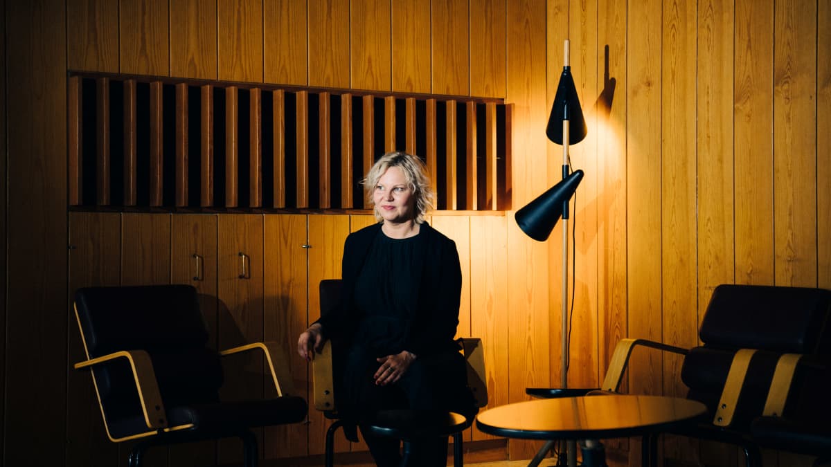 Suomen arkkitehtiliiton, SAFAn puheenjohtaja Henna Helander istuu Hotelli Rantapuiston loungessa designhuonekalujen ympäröimänä. 