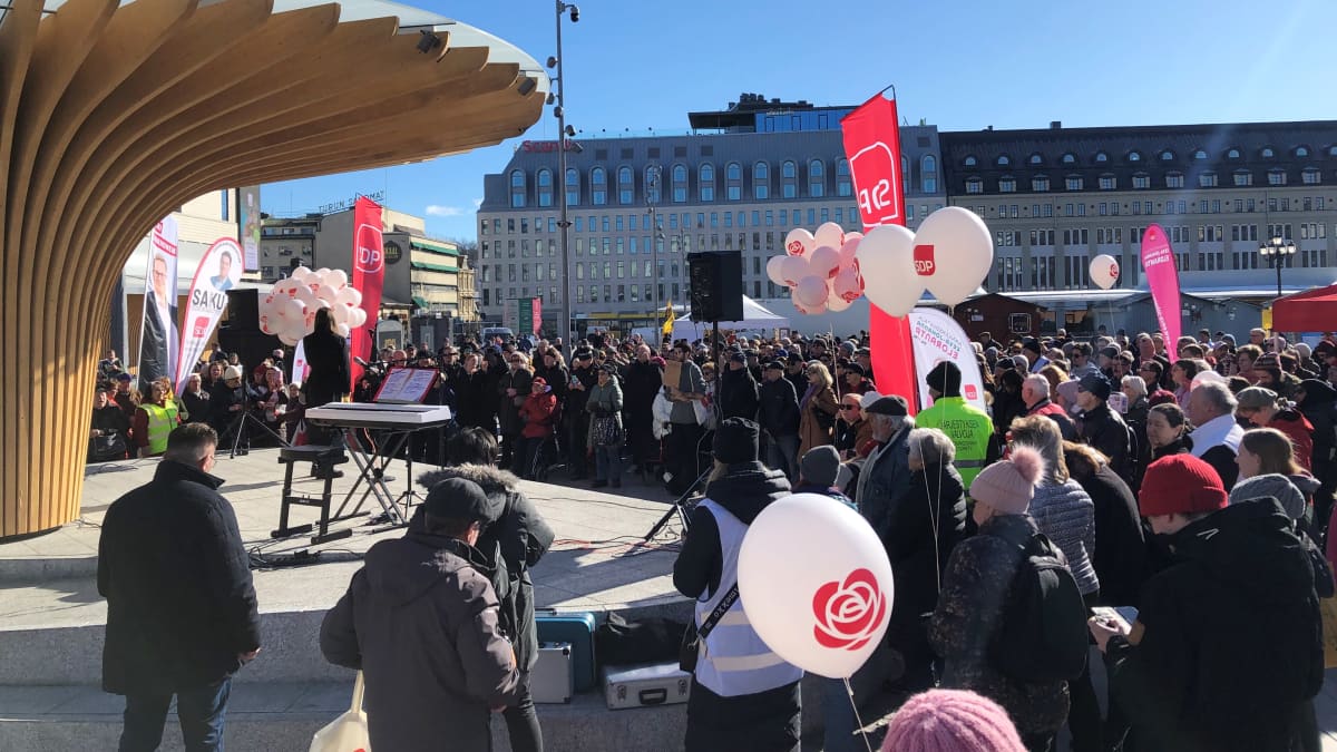 Sanna Marin puhuu vaalitilaisuudessa Turun kauppatorilla.