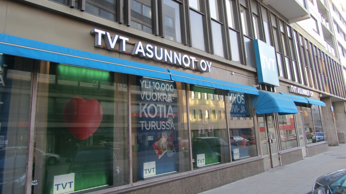 TVT Asuntojen toimipiste Turussa. Näyteikkunassa teksti "Yli 10000 vuokrakotia Turussa."