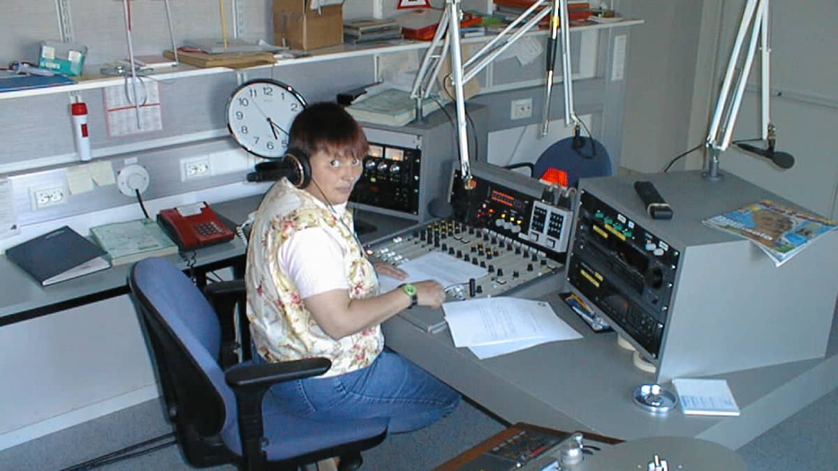 Kaisa Aikio Utsjoen radiostudiossa lukemassa uutisia 2.8.1997.