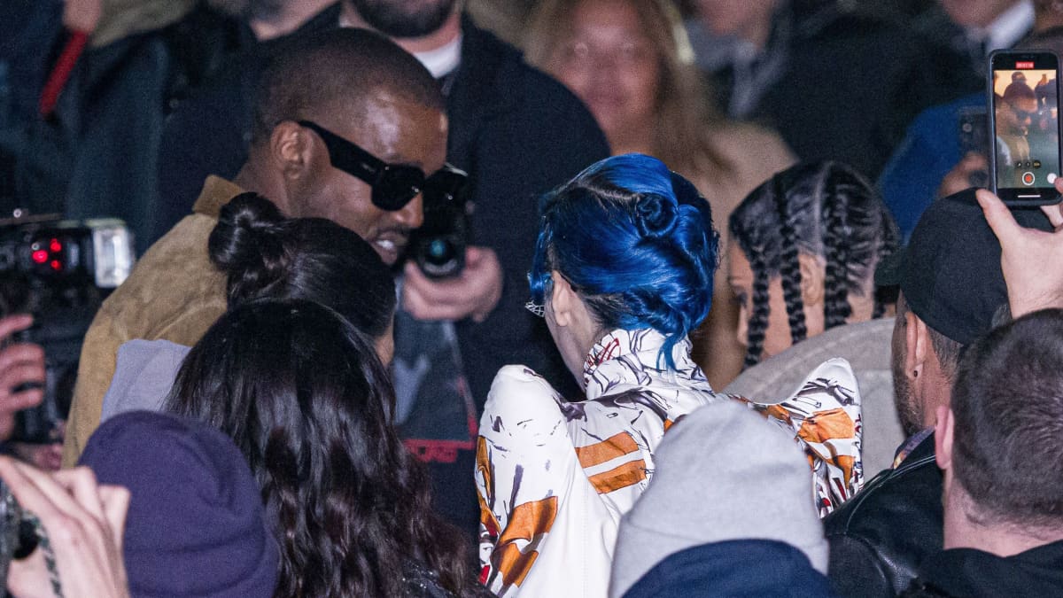 Kanye West suuren ihmisjoukon ympäröimänä.