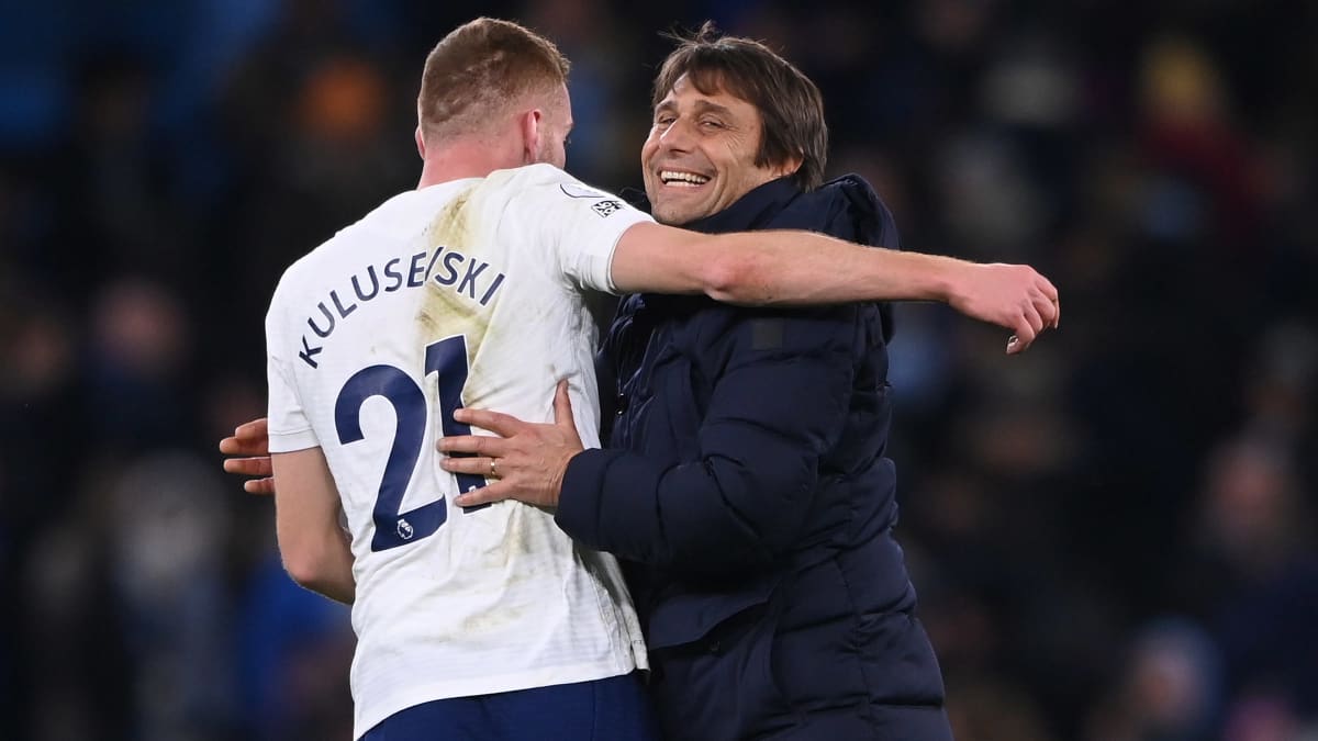 Tottenhamin päävalmentaja Antonio Conte onnittelee Dejan Kulusevskia.
