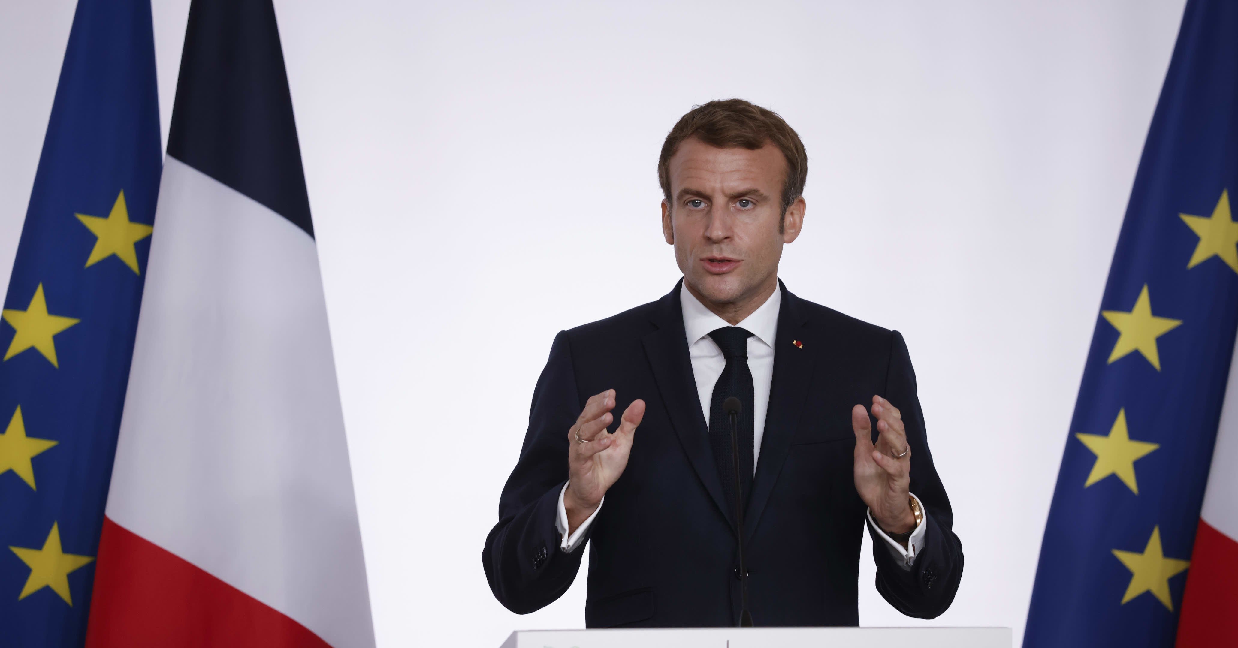 Presidentti Macron vaihtoi kaikessa hiljaisuudessa Ranskan lipun väriä