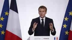  Emmanuel Macron puhui  tiedotustilaisuudessa.