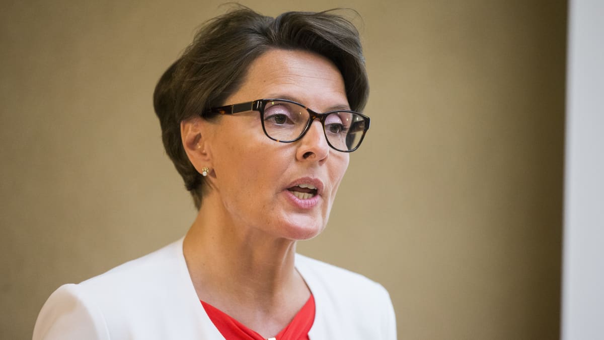 Kommunikationsminister Anne Berner kommenterar Finaviaaffären i Helsingfors i juli 2016.