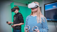 Joel Hänninen ja Nelli Puttonen Vr-lasit päässä.