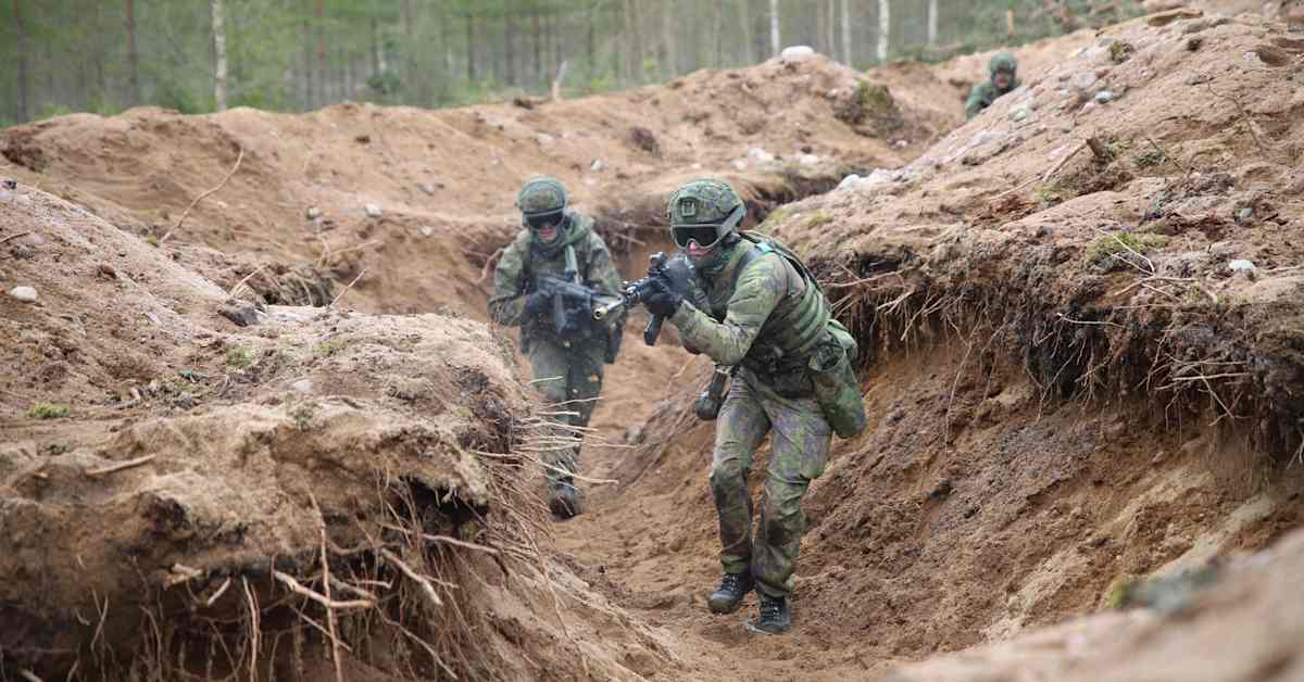 Tältä näyttää Suomen uusin taisteluhauta Niinisalossa – ahtaan paikan kammoiselle on totuteltavaa