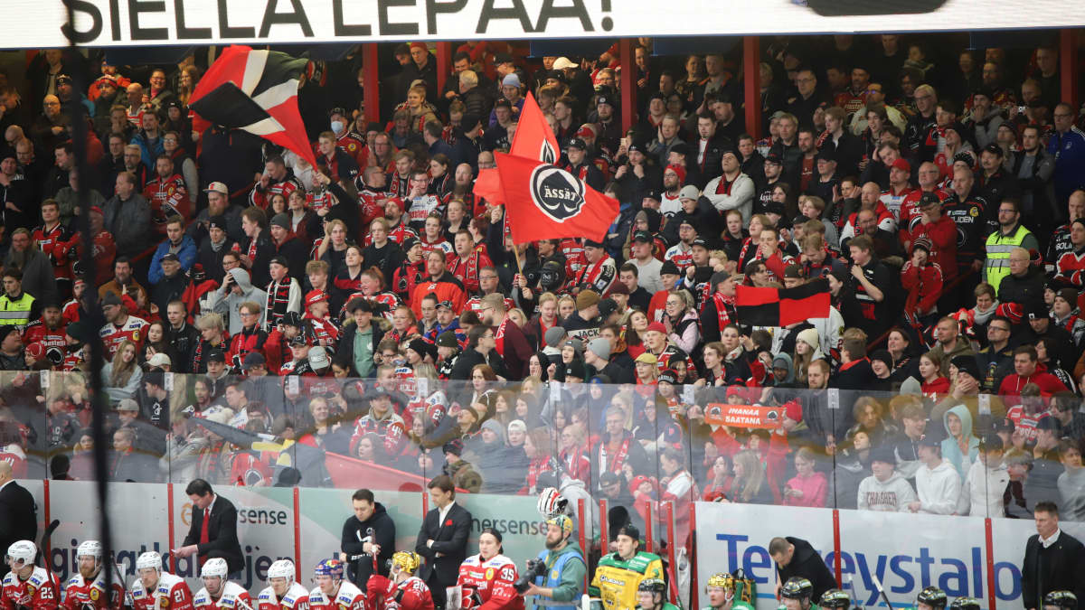 Täysi seisomakatsomo Porin Ässien kotipelissä Isomäki-areenalla.