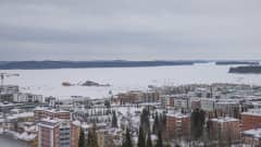 Taustalla näkyy Kuopion satama-alueen rakennustyöt ja jäämaratonrata.