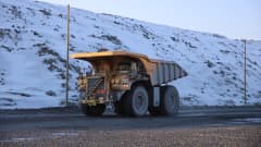 Kaivosauto ajaa Kevitsan kaivosalueella maaliskuussa 2022.
