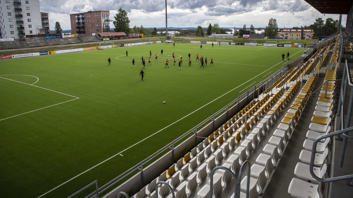 KuPS:n edustusjoukkue harjoittelemassa  keskuskentällä Kuopiossa