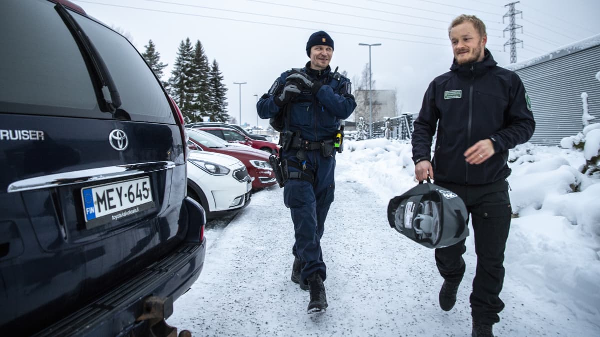 Susipartion jäsenet Tobias Peura ja Kimmo Örn pakkaavat autoa lähtövalmiiksi Joensuun poliisiaseman edustalla