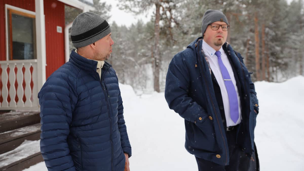 Kolttien luottamusmies Veikko Feodoroff ja Inarin kunnan kunnanjohtaja Toni K. Laine odottamassa tapaamista.