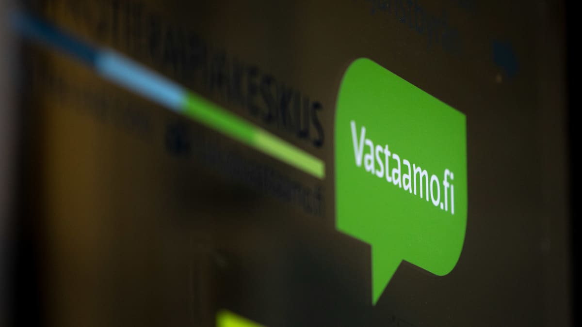Psykoterapiakeskus Vastaamon tarra toimipaikan ulko-ovessa.