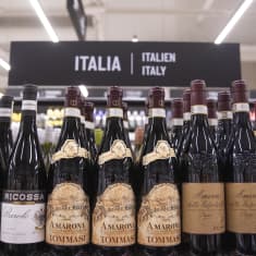 Viinipulloja Alkon hyllyllä