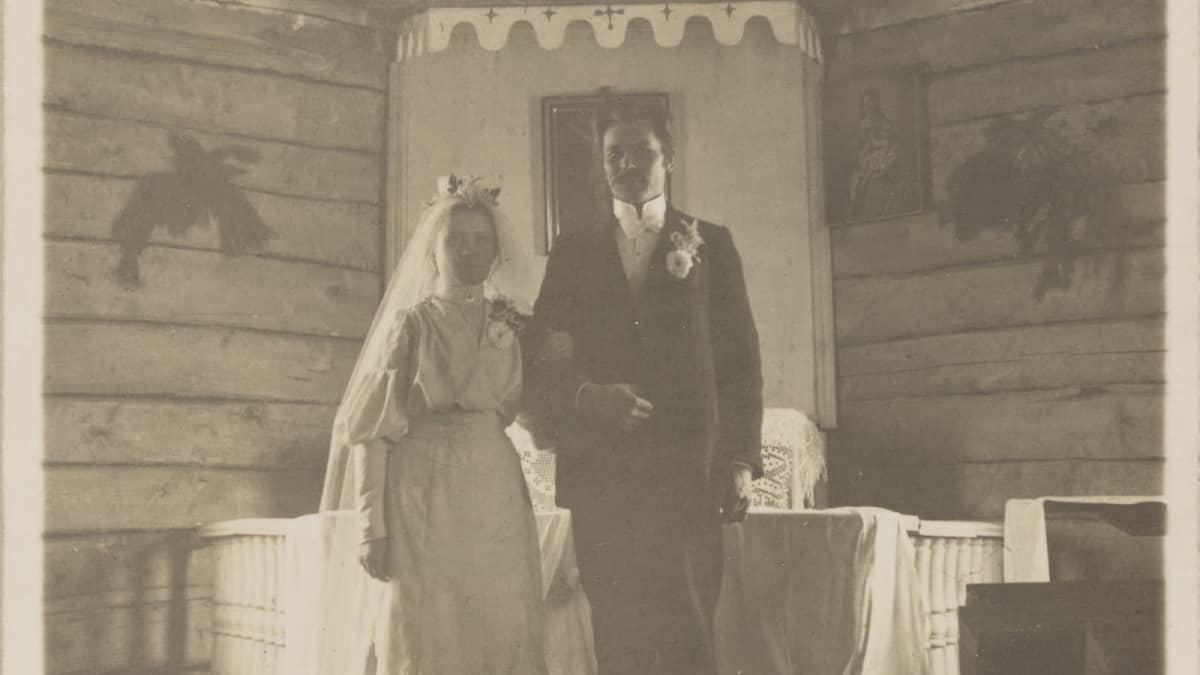 Katekeetta Juho W. Lehdon ja diakonissa Eeva Ketosen häät Siperiassa Bugenen suomalaisen siirtokunnan kirkossa.