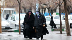 Hijabiin pukeutuneita naisia kadulla.