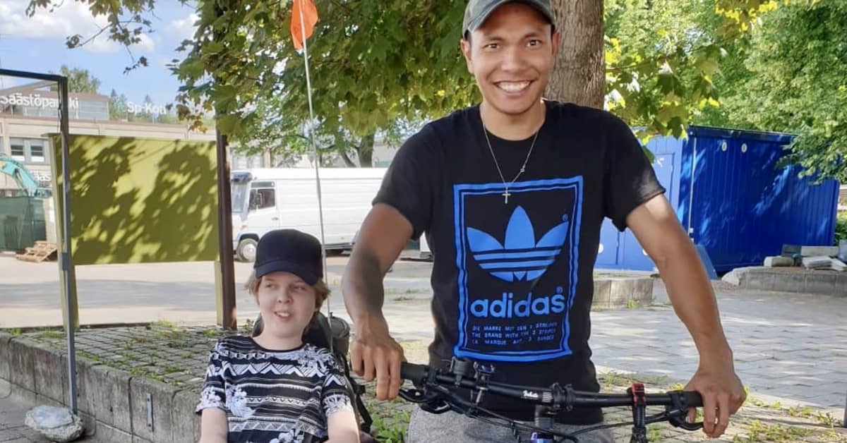 Lihassairaudesta huolimatta Samu Svahn, 14, ajoi sähköpyörätuolilla Lahdesta Heinolaan