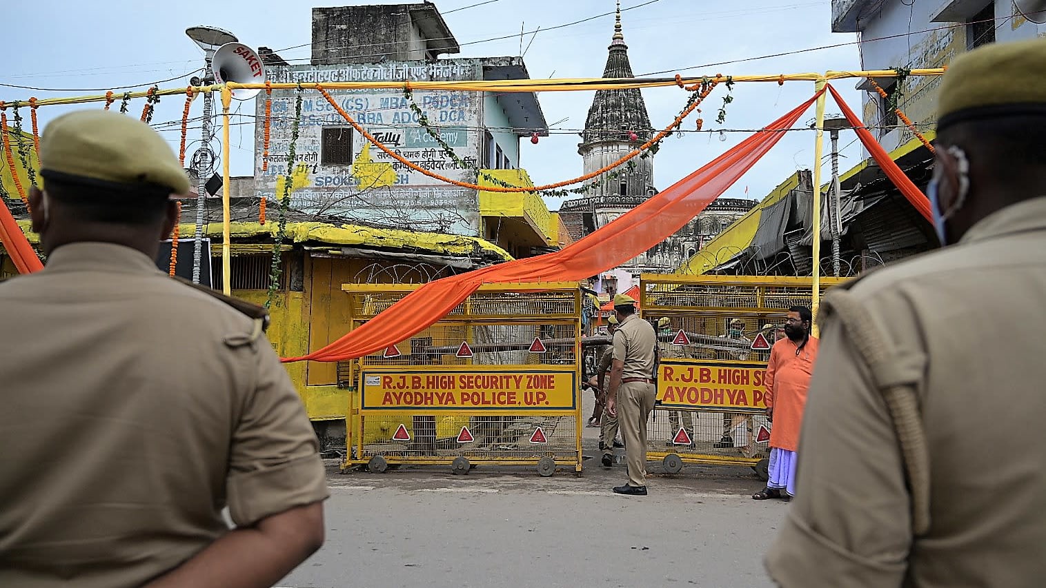 Poliisit seisovat temppelin rakennustyömaan edustalla.