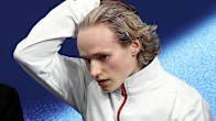 Ilia Malinin sukii hiuksiaan epäuskoisen näköisenä.