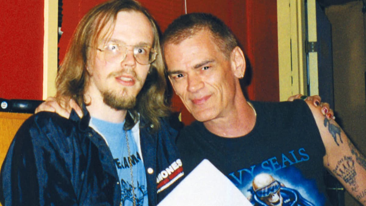 Jari-Pekka Laitio-Ramone ja Ramones-yhtyeen alkuperäisjäsen sekä pääbiisintekijä Dee Dee Ramone Ruotsissa siinä tilanteessa, jossa hän aivan yllättäen lahjoitti päiväkirjansa Jari-Pekalle vuonna 2000