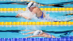 Ida Hulkko ja Veera Kivirinta lyhyen radan MM-kisojen 50 metrin rintauinnin finaalissa.