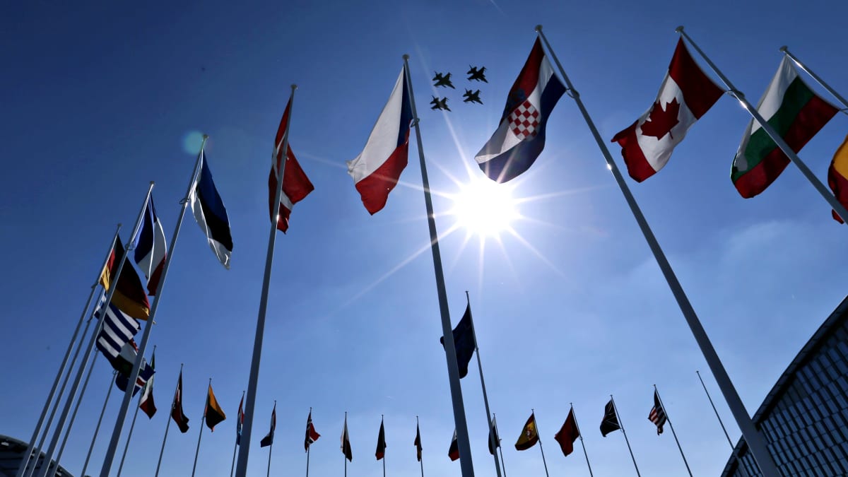 Liput liehuvat Naton päämajan edessä Brysselissä 25. toukokuuta 2017.