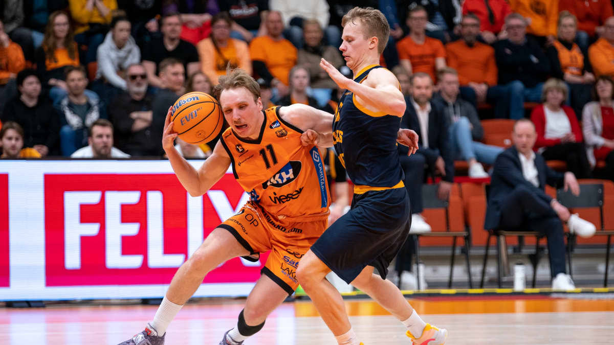Karhu Basket Severi Kaukiainen ja Seagullsin Lassi Nikkarinen kuvassa