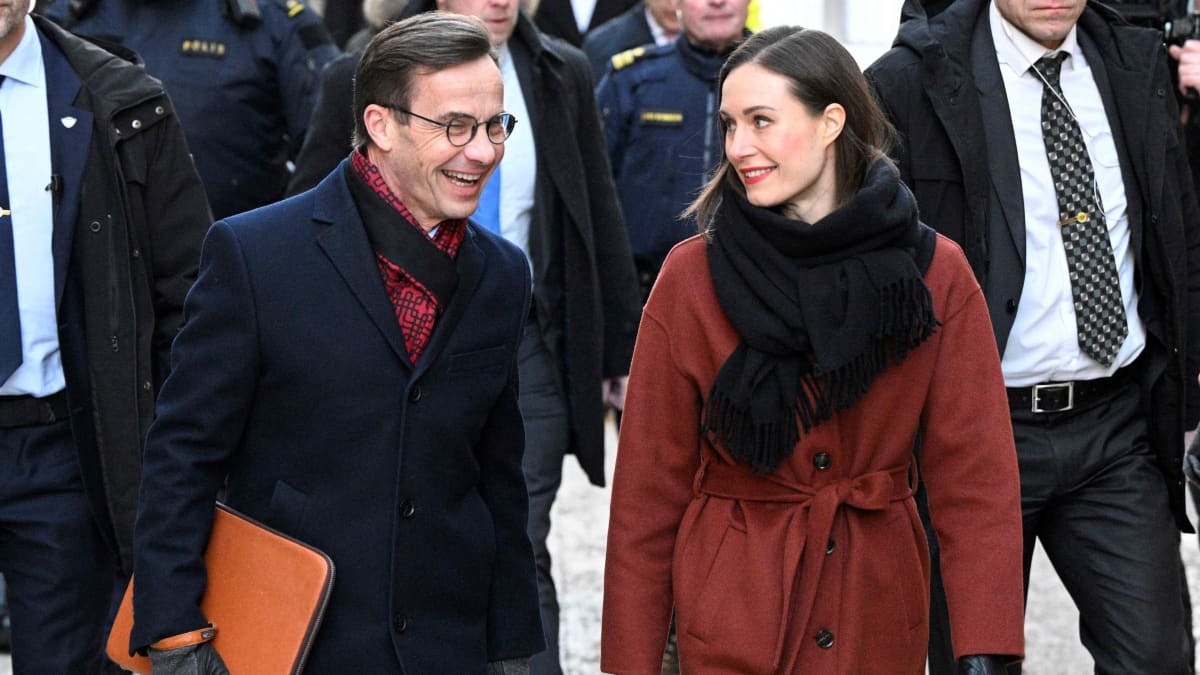 Ulf Kristersson ja Sanna Marin kävelevät vierekkäin.