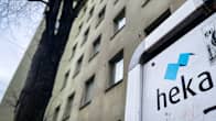 Kyltti, jossa lukee Heka etualalla, taustalla vihreä kerrostalo ja puu.