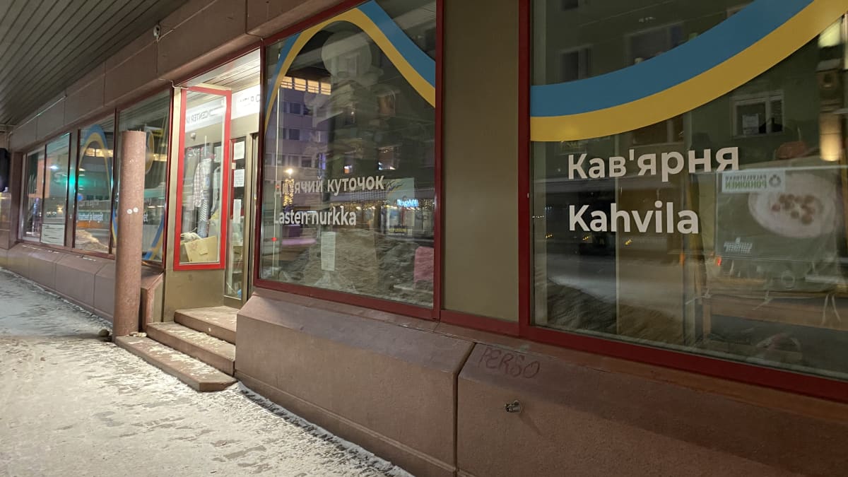Oulun Saaristonkadulla olevan liikehuoneiston ulkoseinä ja ikkunat. Ikkunoissa maalaukset ja ukrainankielisiä tekstejä.