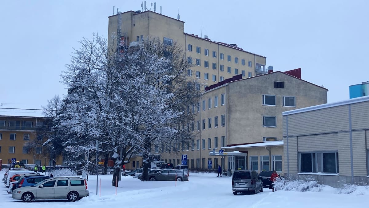 Pääsisäänkäynti Etelä-Karjalan keskussairaalaan. Autoja parkissa sairaalan edustalla.