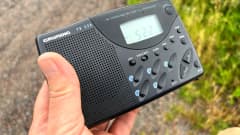Paristokäyttöinen radio, jolla voi kuunnella am-taajuuksia, on hyödyllinen apuvälinen myrskybongauksessa.