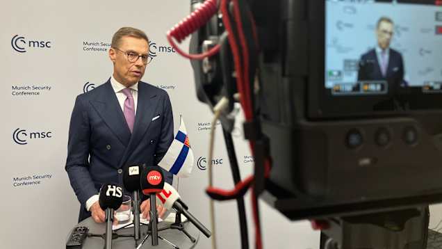 President Stubb framför tv-kameror.