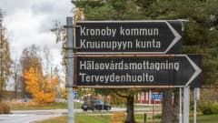 Kadunvarsikylteissä opasteet Kruunupyyn kunnantalolle sekä terveysasemalle.