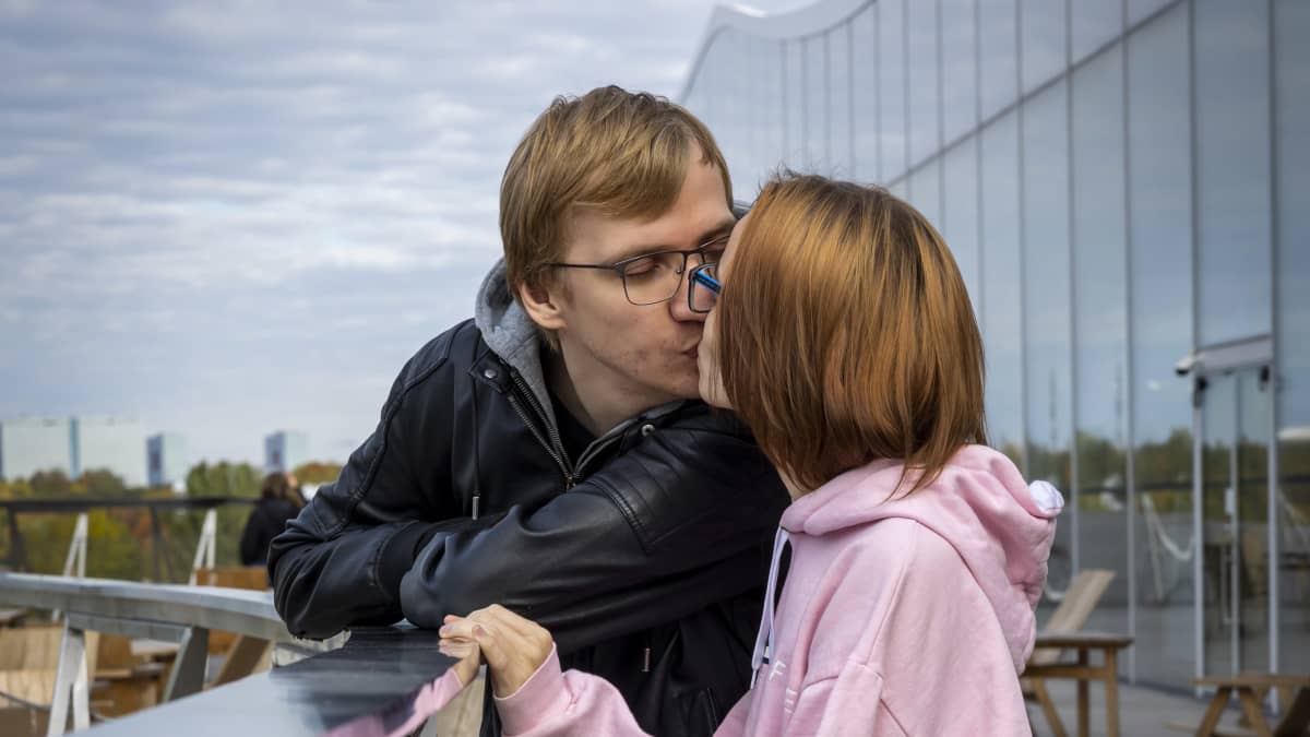 Suomesta turvapaikkaa hakevat Irina Medvedev ja Yrii Mironov suutelevat Helsingin keskuskirjasto Oodin terassilla