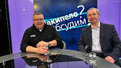 Kaksi miestä istuvat tv-stuodiossa.