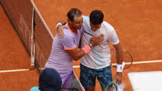 Rafael Nadal ja Pedro Cachin halaavat ottelun jälkeen.